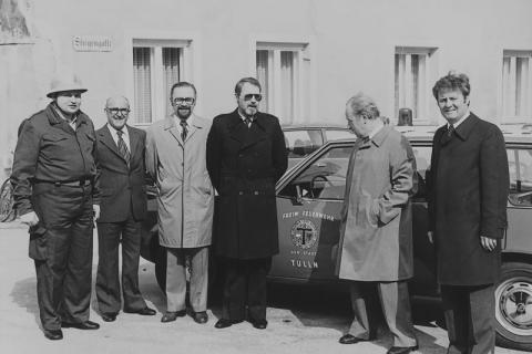 Kdt. Müller und Bgm. Pircher mit den Vertretern der Banken bei der Fahrzeugübergabe, 1979