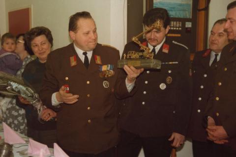 Abschiedsgeschenk für Kdt. Müller von den Kameraden: goldener Hubsteiger, 1988